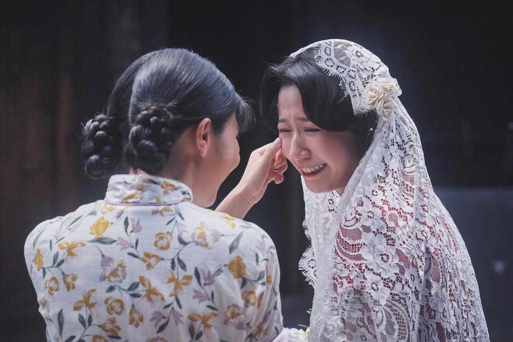 方志友(右)飾演邱雪,披上頭紗步入人生新階段,幸福中也帶著不捨情緒。(圖/HamiVideo提供)