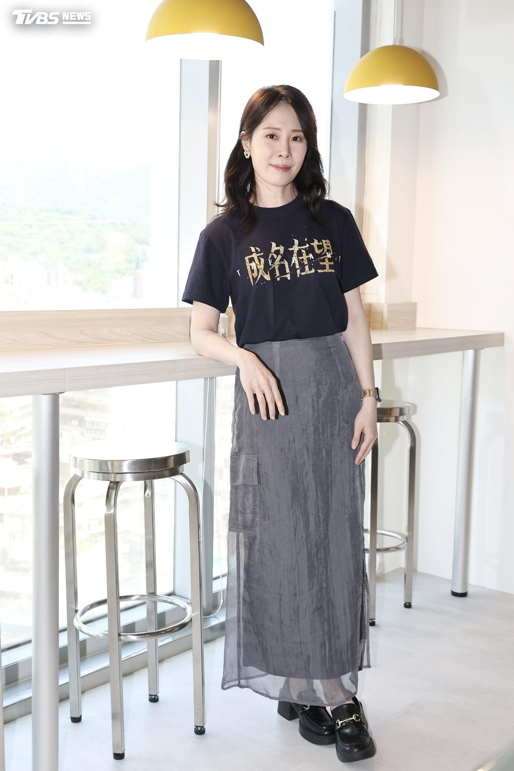 蔡亘晏劇中朝黃迪揚頭上淋酸辣湯,看回放忍不住笑場。(圖/張哲鳴攝)