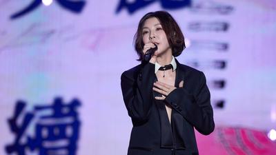 〈淚海〉被問「誰唱的」?主唱現身回應 網崩潰:到了要解釋她的年代