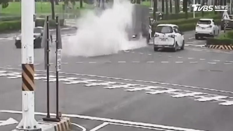 高雄前鎮一輛貨車因車輛故障噴出大量白煙,濃煙幾乎遮蔽視線。(圖/TVBS)
