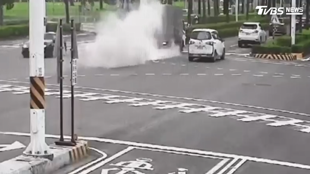 高雄前鎮一輛貨車因車輛故障噴出大量白煙,濃煙幾乎遮蔽視線。(圖/TVBS)