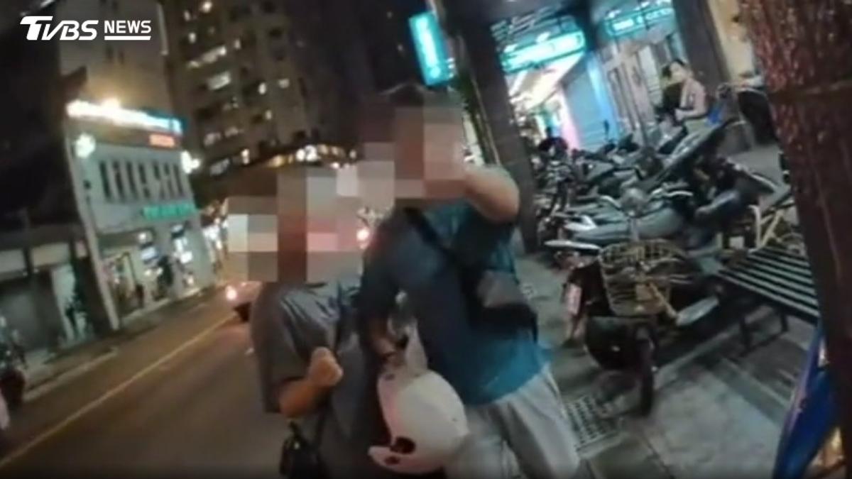 獨家/不滿闖紅燈被開單 騎士嗆警制服脫下來