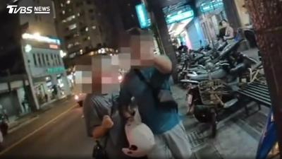 獨家/不滿闖紅燈被開單!騎士嗆聲「制服脫下來」 持安全帽逼近員警
