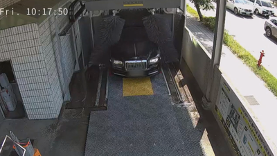 獨/不怕刮傷?千萬勞斯萊斯開進加油站洗車 業者好驚喜