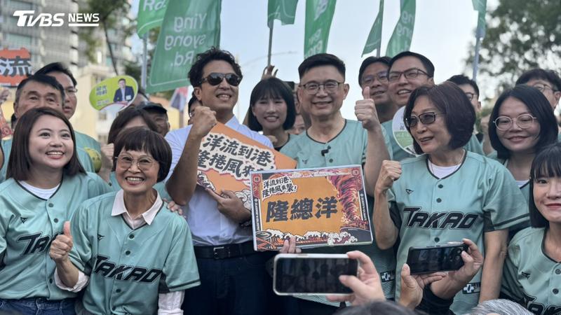 民進黨立委賴瑞隆與沈伯洋在高雄「英雄路」強勢合體。(圖/林雅婷攝)