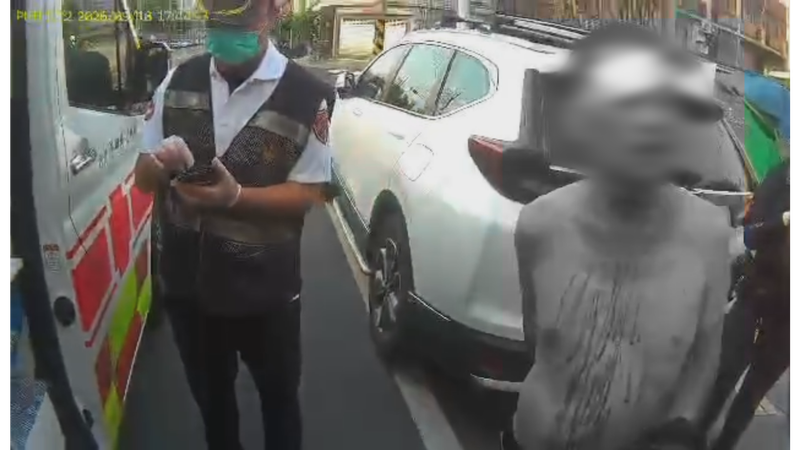 高雄一名江先生在家喝酒聚餐,突遇到前同事登門討錢,沒想到對方竟失控持酒瓶朝他砸頭。(圖/TVBS)