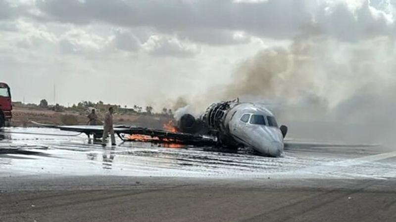 私人噴射機於利比亞米蘇拉塔國際機場衝出跑道起火,正副機師因涉嫌酒後駕機遭當局逮捕(圖/翻攝自@aviationbrk)