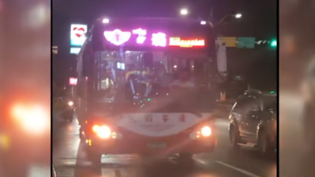 民眾控訴車內有空位,但公車卻顯示客滿拒載。(圖/民眾提供)