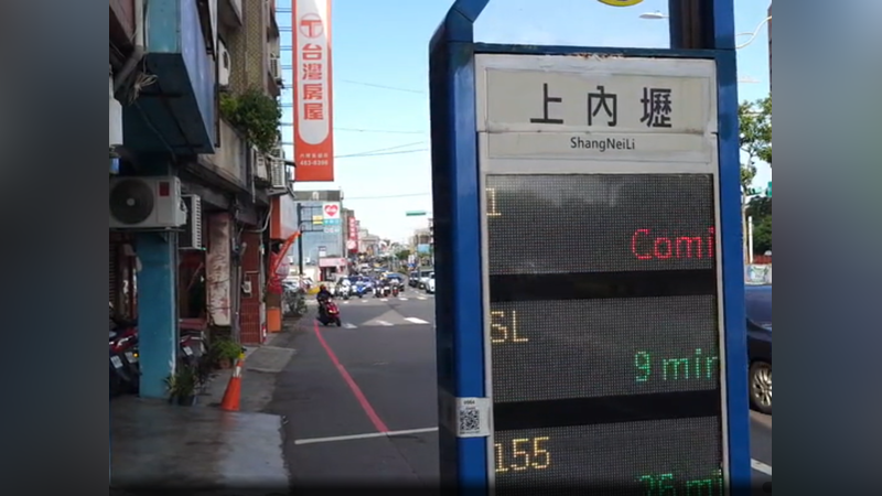 民眾指控多次在這裡等車,遇到公車有空位卻顯示客滿。(圖/TVBS)