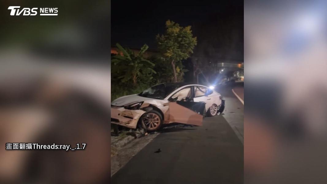 台中男酒駕特斯拉自撞!車頭全毀。(圖/民眾提供)