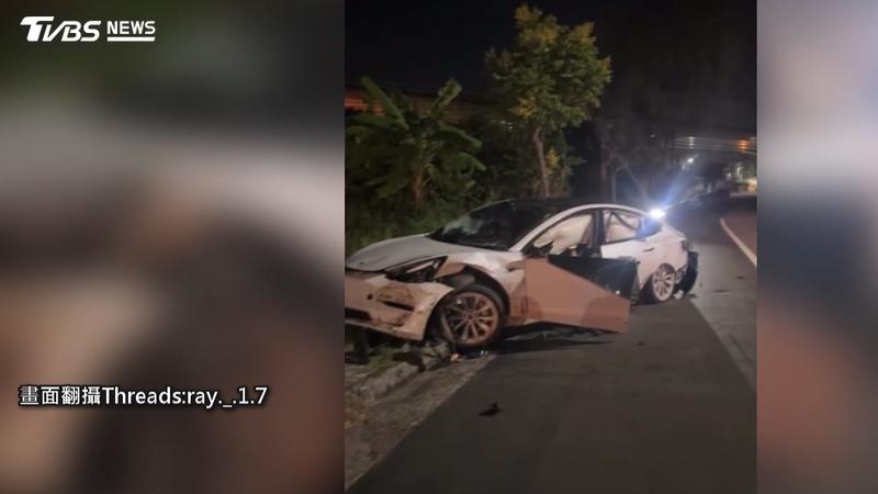 台中男酒駕特斯拉自撞!車頭全毀。(圖/民眾提供)