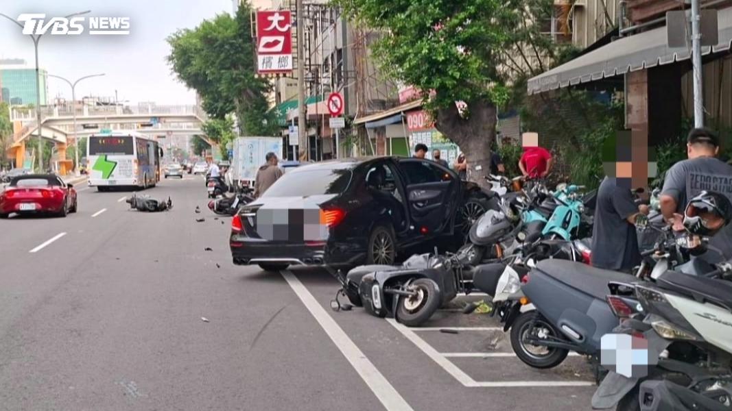 台中賓士爆衝連撞28車!32歲男酒駕 車內搜出「毒咖啡包」。(圖/TVBS)