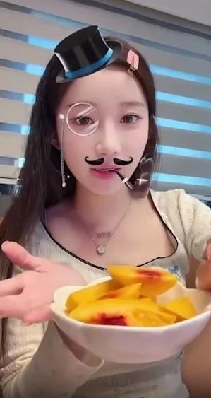 李珠珢在韓國家中開直播與粉絲互動,卻收到騷擾訊息。(圖/翻攝自網上)