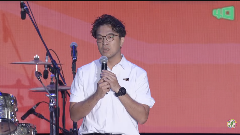 日自嘲是「政治菜鳥」還求助過民進黨主席賴清德。(圖/翻攝自民進黨YT直播)