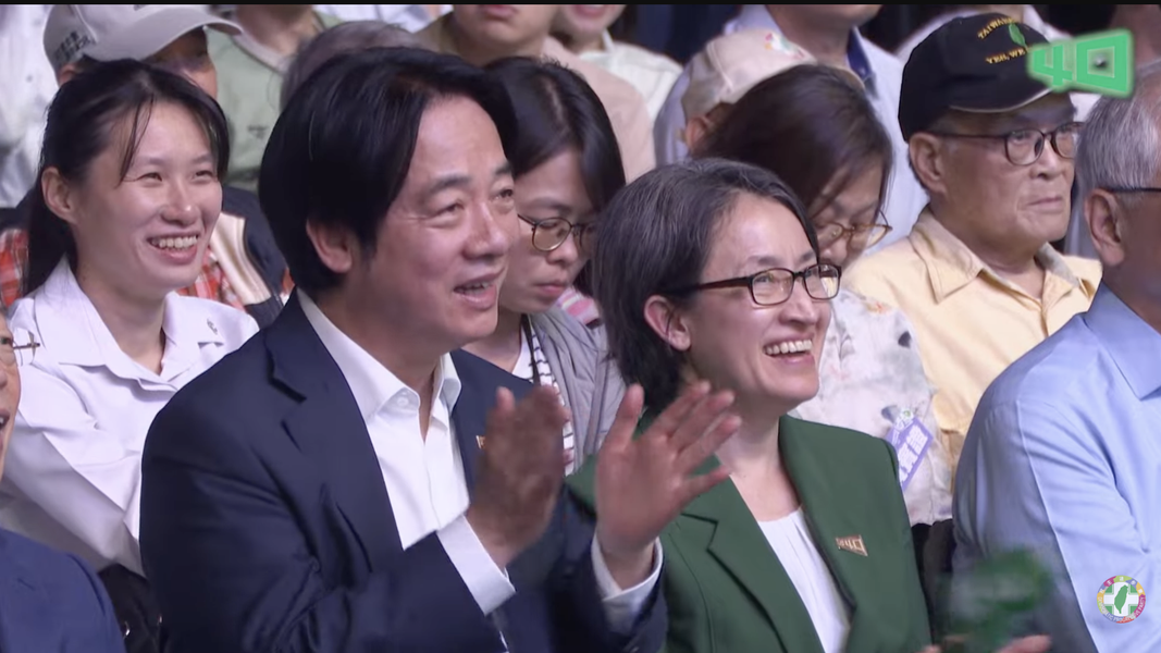 台下的賴清德聽到沈伯洋打趣拍手大笑,旁邊的副總統蕭美琴也笑開懷。(圖/翻攝自民進黨YT直播)