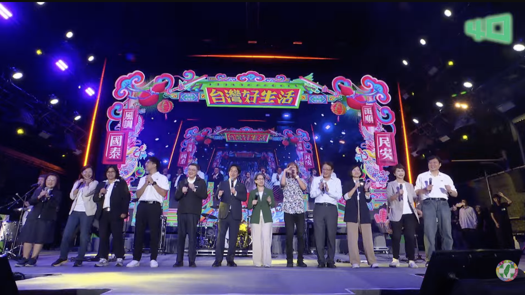賴清德在黨慶活動最後,與副總統蕭美琴、行政院長卓榮泰、總統府秘書長潘孟安及黨內縣市長參選人一同演唱歌曲。(圖/翻攝自民進黨YT直播)