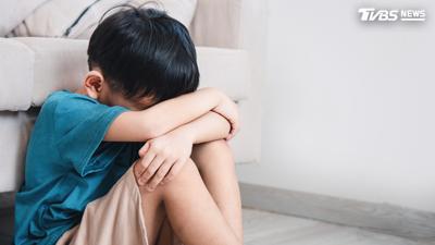 高雄5歲男童吃飯玩耍 生母男友失控痛毆害「腿骨變形」下場曝