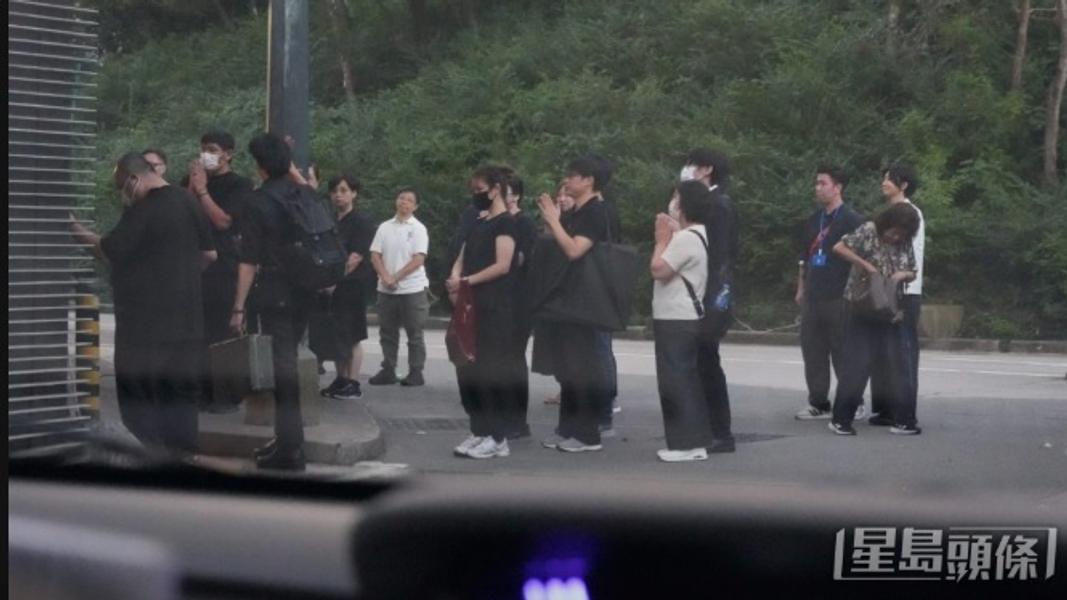 身穿白色素服、戴上眼鏡的潘小文亦在其中,低調送別梅媽。(圖/星島網)
