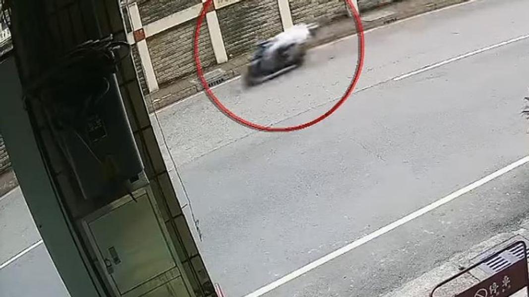 監視器拍下胡姓騎士肇事後呈現「仰躺」的詭異身影。(圖/翻攝畫面)