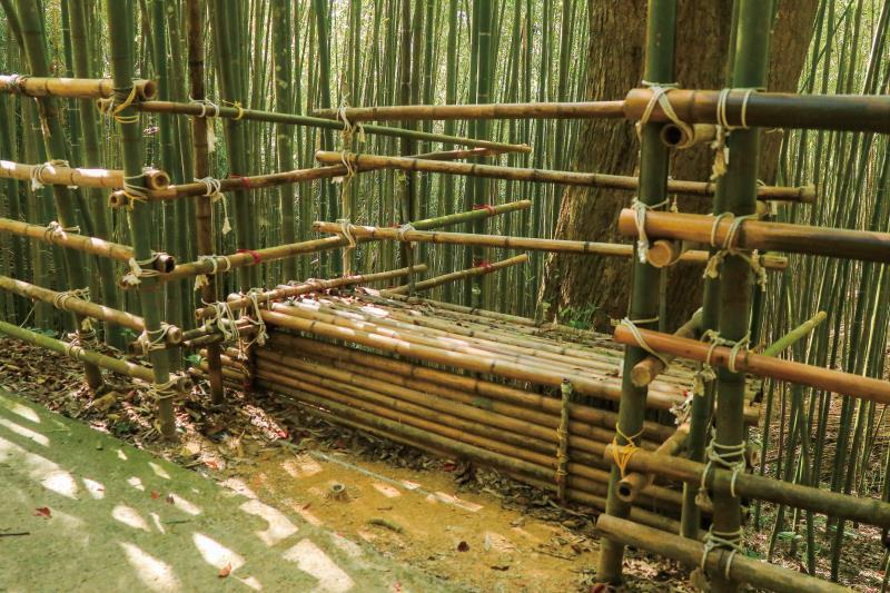 竹子搭建的休息座椅。(圖/苗栗文化觀光旅遊網)