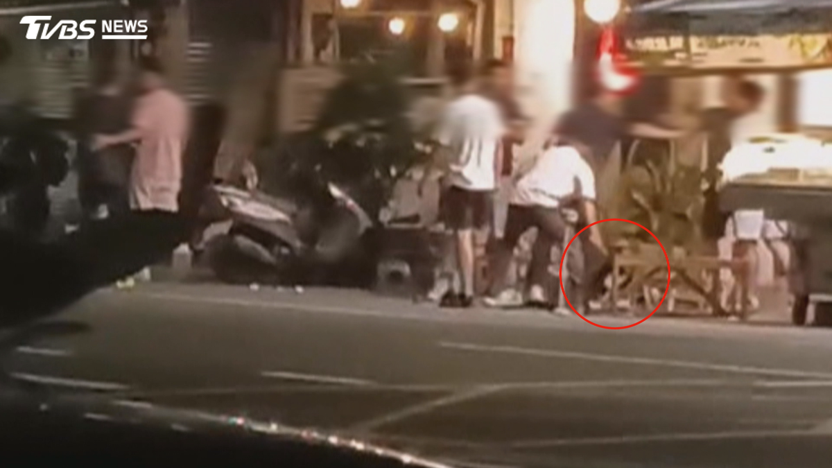 高雄燒烤店爆衝突!酒客掀桌拒盤查