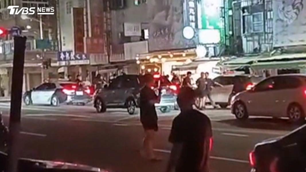 陳姓男子等4人疑似飲酒後情緒高漲而執意離開,員警告誡後仍不配合,因此使用辣椒水並將4人施以保護管束。(圖/TVBS)