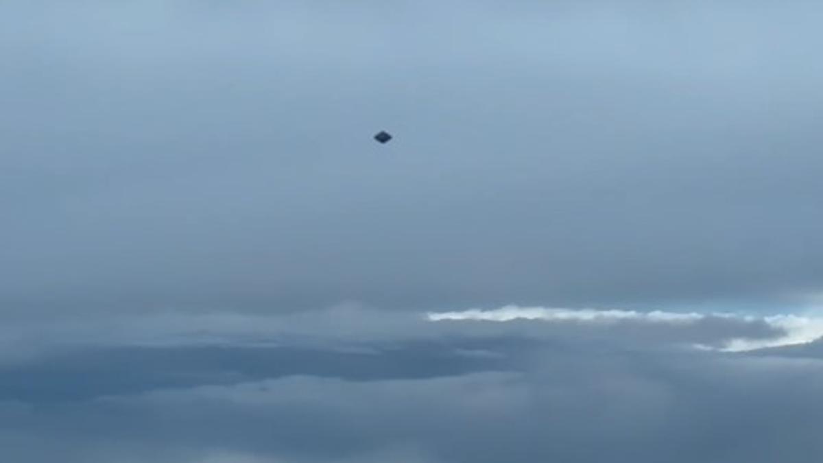 墨西哥多人目擊「鑽石型UFO」飛入軍機航道 飛行員視角曝光