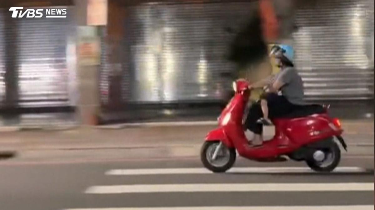 家長「單手抱童騎車」 網轟天崩開局
