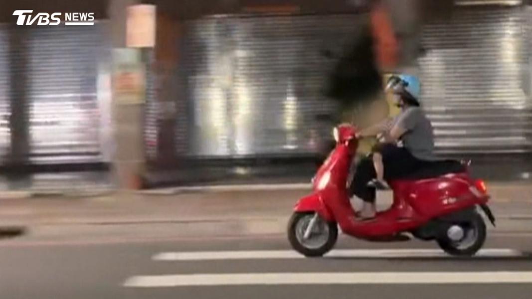 機車載幼童,「坐大腿上」狂飆,高雄家長單手騎車,網轟:天崩開局。(圖/翻攝林園 五四三~聊天專用)