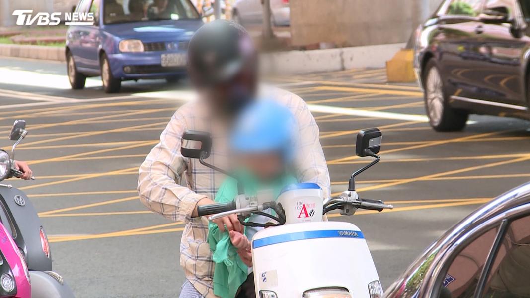 路上載送孩子的家長,較大的孩子有些會站在機車踏板上,或坐在後座由家長抱著。(圖/TVBS)