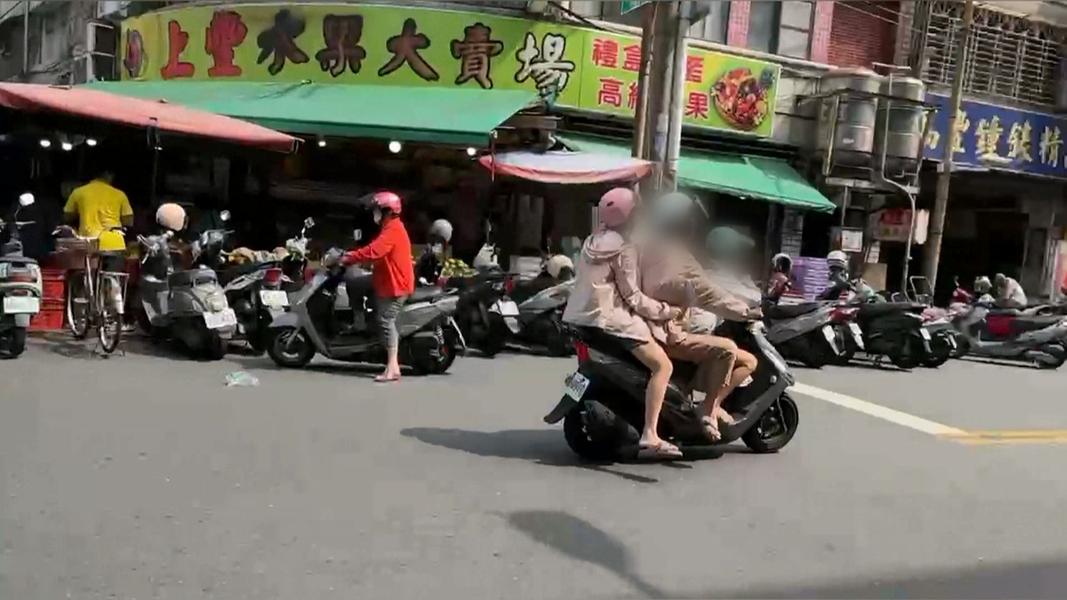 依據現行規定,駕駛人騎乘機車時,前方不得搭載乘客,無論站立或乘坐於機車踏板上皆屬違規。(圖/TVBS)