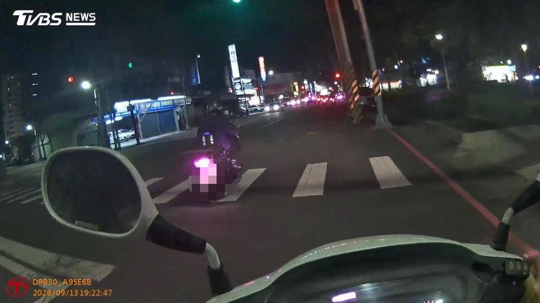 女警當時正在執行交通勤務,見到方男違規緊隨其後。(圖/TVBS)