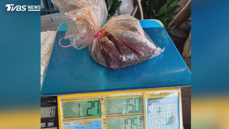 台南一名張小姐,買醃肉花500元,發現湯汁竟占了三分之一以上,向店家反映,還遭對方辱罵。(圖/TVBS)