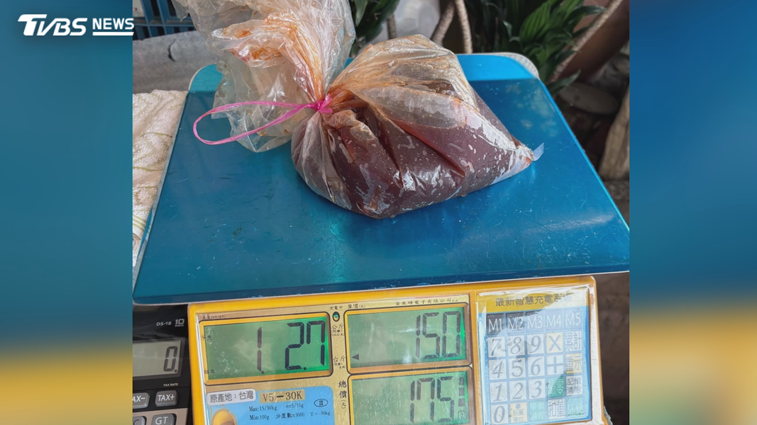 台南一名張小姐,買醃肉花500元,發現湯汁竟占了三分之一以上,向店家反映,還遭對方辱罵。(圖/TVBS)