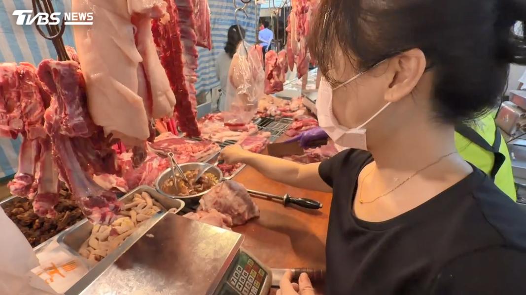 高雄的豬肉攤商表示,他們在特殊節日也會販賣醃漬好的肉片,由於需要加上醃料成本,價格通常會貴上一成左右。(圖/TVBS)