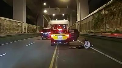 台北市民高架深夜驚魂!醉情侶2度跳車「躺路中央」 運將報警又取消