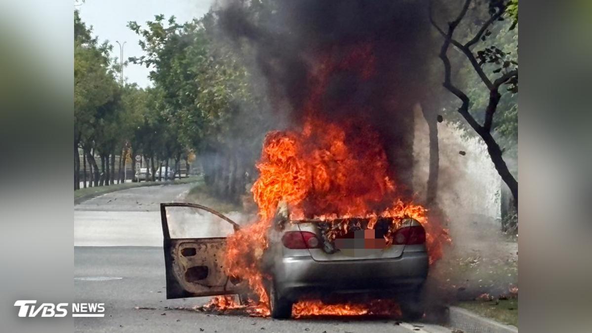 快訊/台中大里火燒車!烈焰濃煙猛竄 駕駛受困死亡