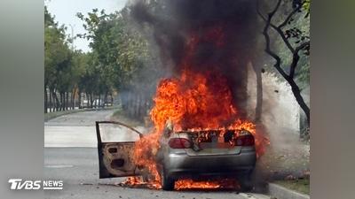 快訊/台中大里火燒車!烈焰濃煙猛竄 駕駛受困死亡
