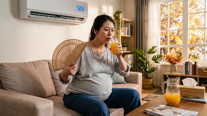 孕婦近期若感到喉嚨乾,水跟果汁愈喝愈渴的情況,可能是跟秋燥和孕期有關連。(示意圖/AI 生成/Gemini)