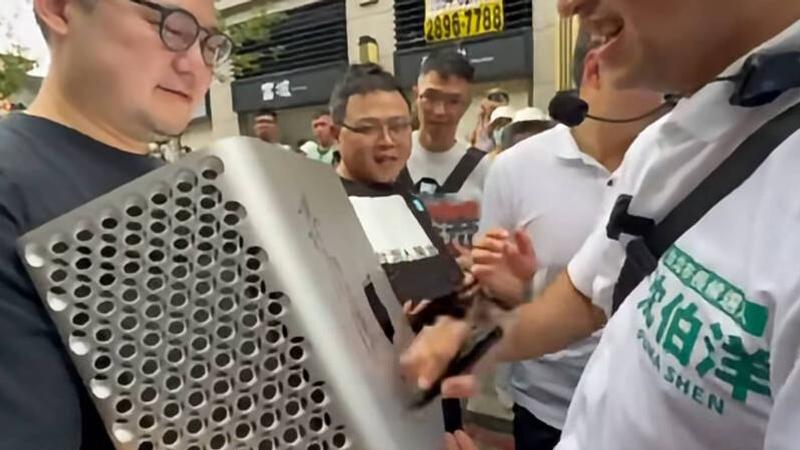 粉絲太狂!沈伯洋支持者搬出「60萬蘋果神機」求簽名