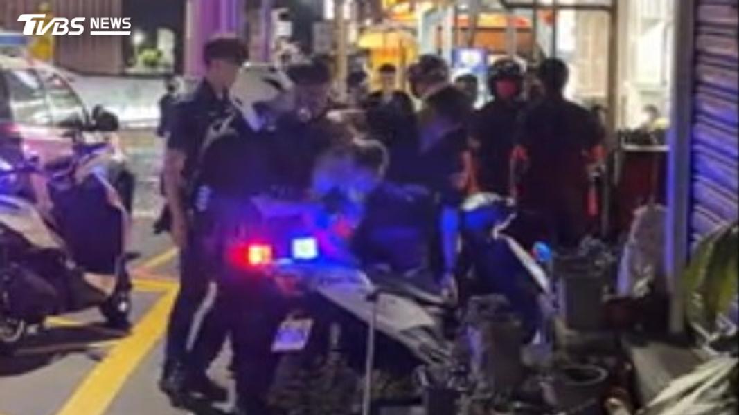 回收男聽見情侶吵架,回頭看一眼釀兩人互毆,深夜咆哮揮拳,全遭警管束。(畫面提供Threads@omama.1111)