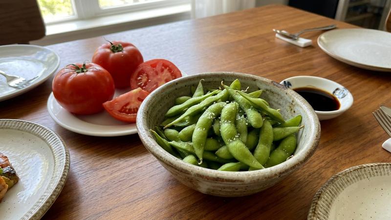 譚敦慈分享自己每天都會吃一碗毛豆及一顆大番茄。(示意圖/AI 生成)