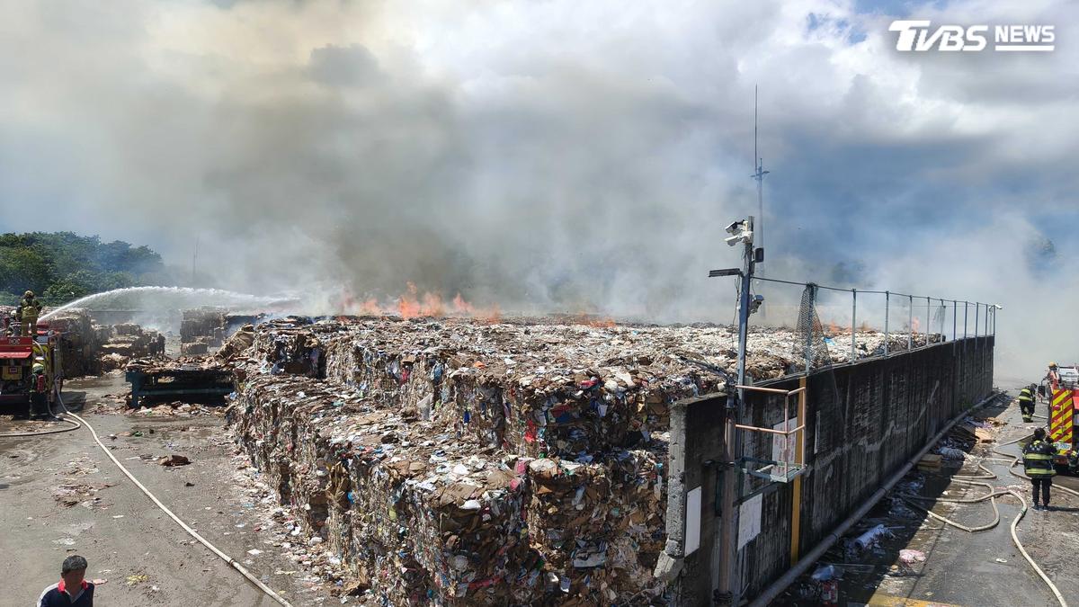 紙廠2公頃陷火海!空勤隊出動灌救