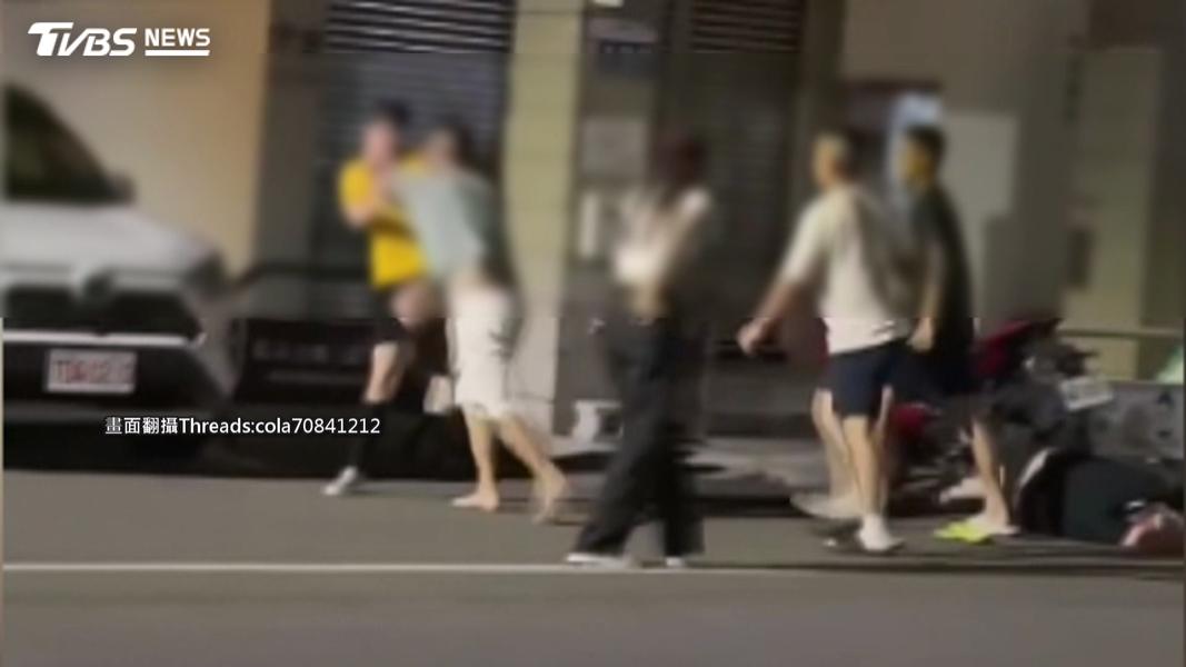 北屯深夜全武行!醉漢便溺遭質問 「狂毆母子」警辣椒水壓制(圖/TVBS)