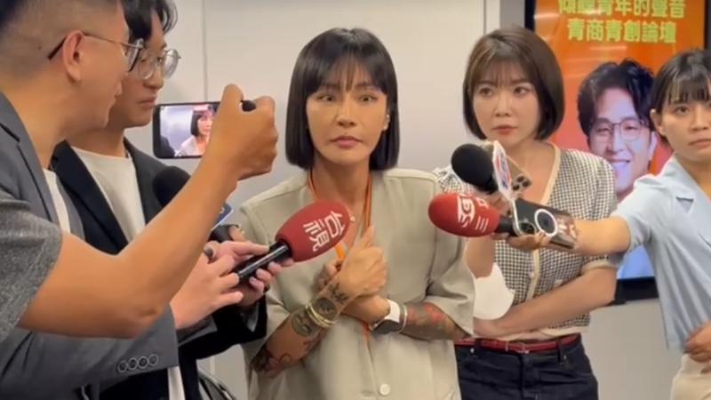 國光女神梁云菲現身力挺沈伯洋。(圖/沈伯洋辦公室提供)