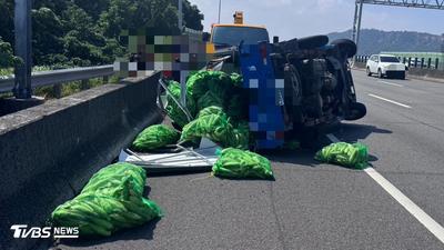 國3北上大甲段出事!貨車「左後輪爆胎」翻覆路肩 滿地玉米散落