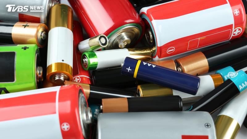 家電更換電池時,記得別只換一個,建議全部同時更換新電池。(圖/Shutterstock達志影像)