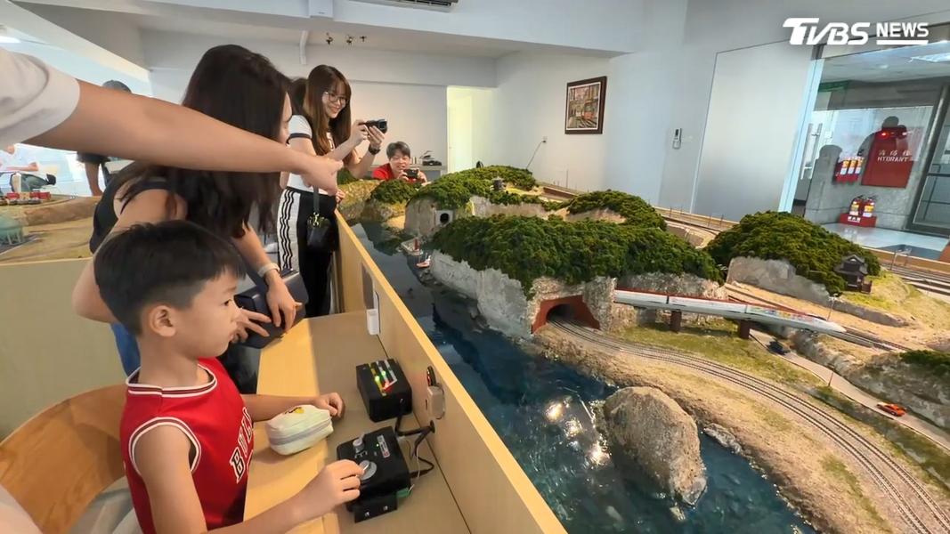 謝先生他更把自己收藏的上百列火車,供民眾把玩,網友號稱這裡是南台灣最大鐵道模型(圖/TVBS)