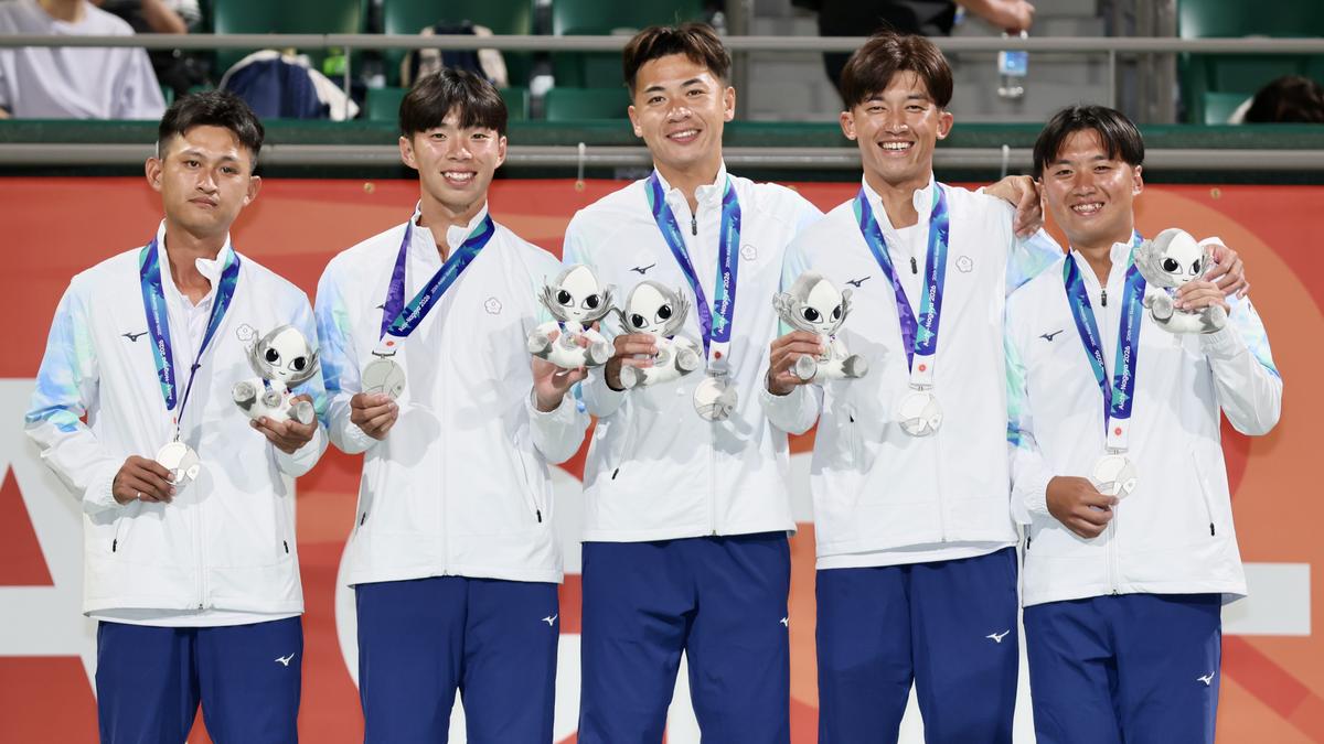 名古屋亞運/才選上「左腳大翻船」!軟網男團奪銀 陳郁勲哭了