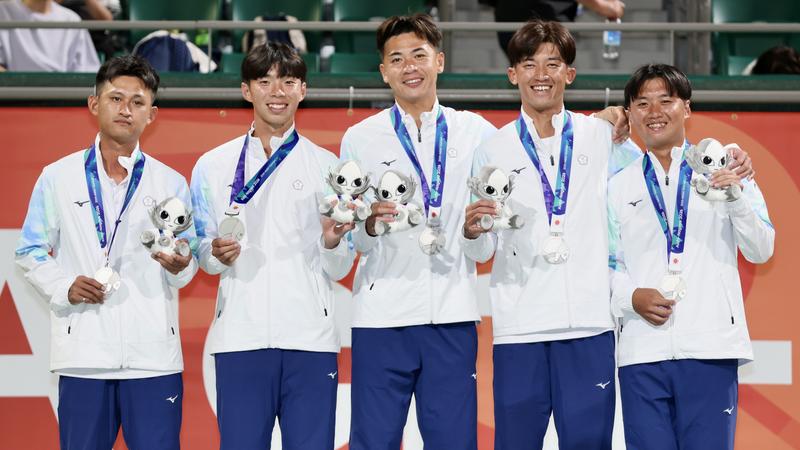陳郁勲(右一)透露當初剛選上國手,左腳意外大翻船。(圖/中華奧會)